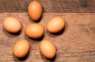 Desen yumurta Paskalya için rustik ahşap tablo