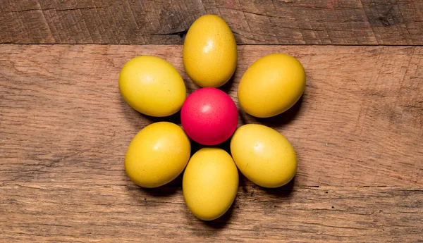 Padrão de ovos pintados em mesa de madeira para a Páscoa — Fotografia de Stock