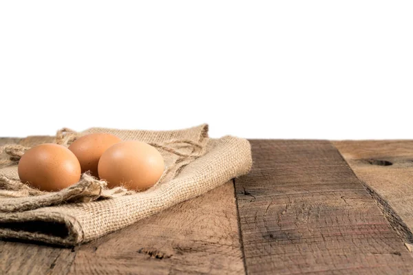 Свежие органические яйца на деревянной скамейке — стоковое фото