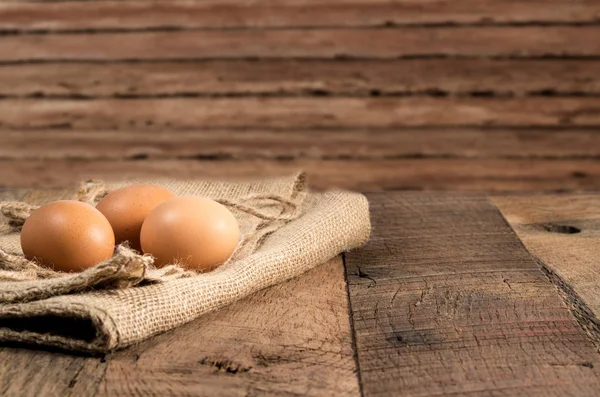 Свежие органические яйца на деревянной скамейке — стоковое фото