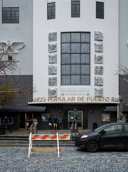 Banco Popular de Puerto Rico entrance in San Juan — Stock Photo, Image