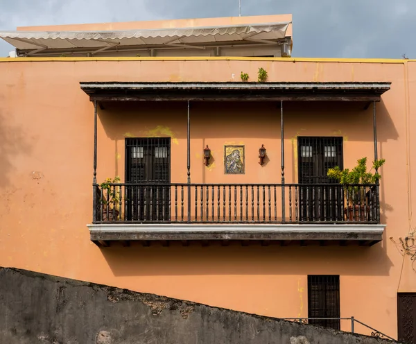 Kolorowy dom z balkonem w old San Juan, Puerto Rico — Zdjęcie stockowe