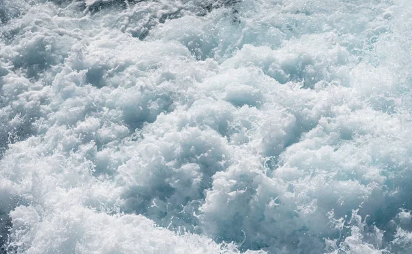 Vista verso il basso a poppa della nave da crociera con oceano agitato — Foto Stock