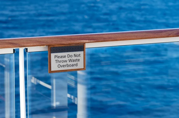 Μην πετάτε τα απόβλητα στη θάλασσα προειδοποιητικό σημάδι στην κρουαζιέρα πλοίο — Φωτογραφία Αρχείου