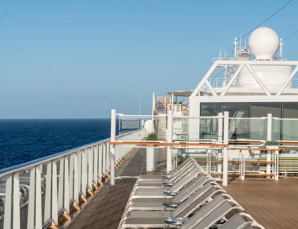 Linha de espreguiçadeiras no convés do navio de cruzeiro — Fotografia de Stock