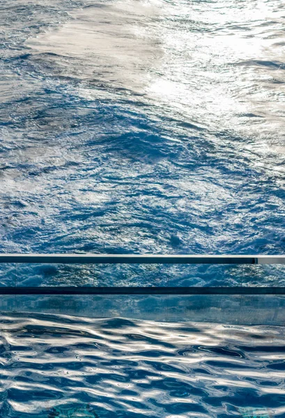 Vue vers le bas à l'arrière du bateau de croisière avec l'océan de baratte — Photo
