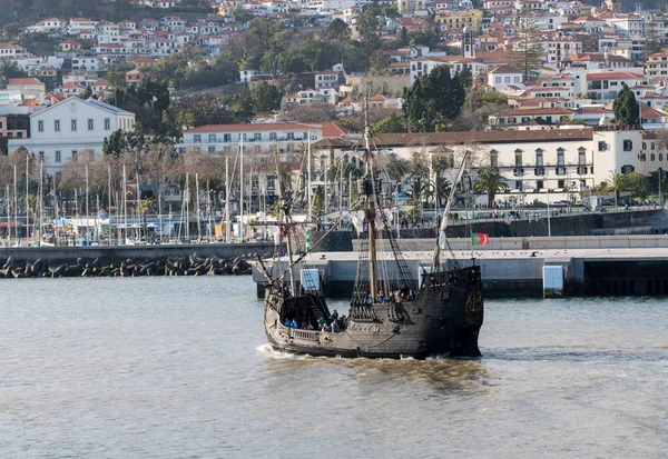 Santa Maria barco de madera navega en Funchal — Foto de Stock