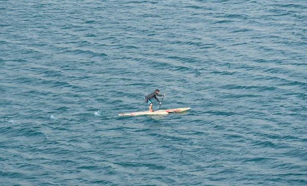 Człowiek na wstać paddleboard w porcie w mieście Funchal — Zdjęcie stockowe