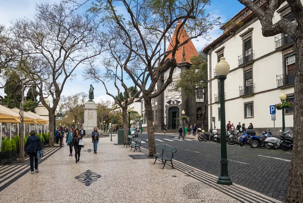 Turystów na Arriaga Ave w Funchal, Madera — Zdjęcie stockowe