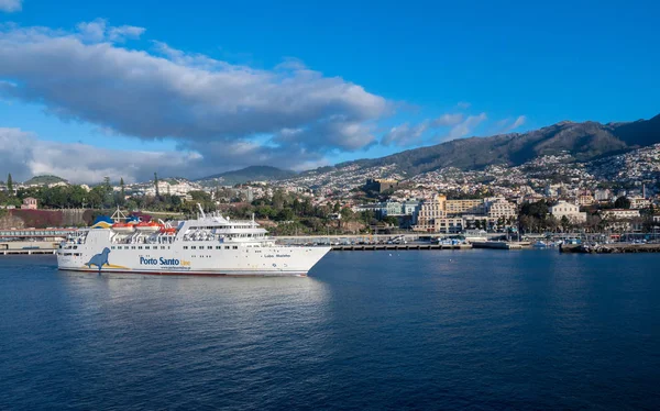 Porto Santo veerboot verlaten van de haven van Funchal Madiera — Stockfoto