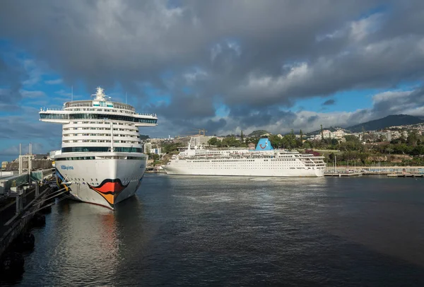 Aidaprima aangemeerd in de haven van Funchal Madiera — Stockfoto