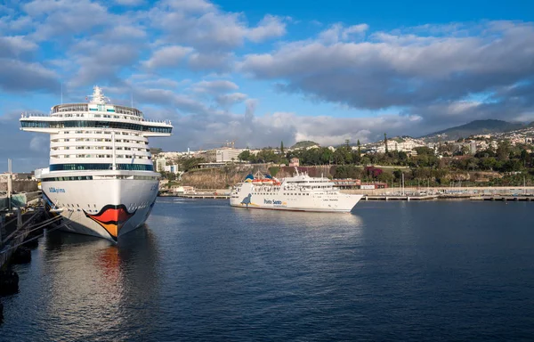 Aidaprima aangemeerd in de haven van Funchal Madiera — Stockfoto