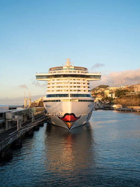 Aidaprima amarré dans le port à Funchal Madiera — Photo