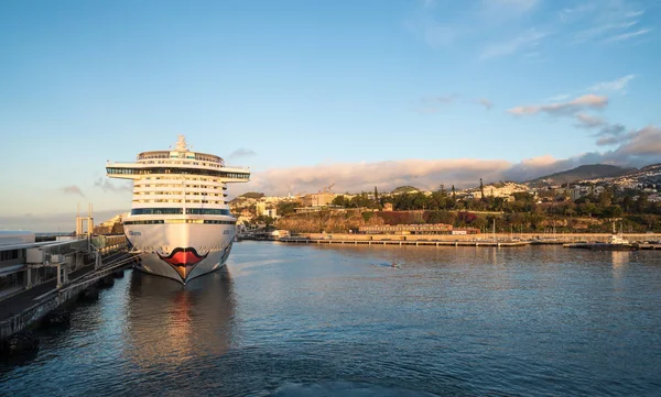 Aidaprima legt im Hafen von Funchal madiera an — Stockfoto