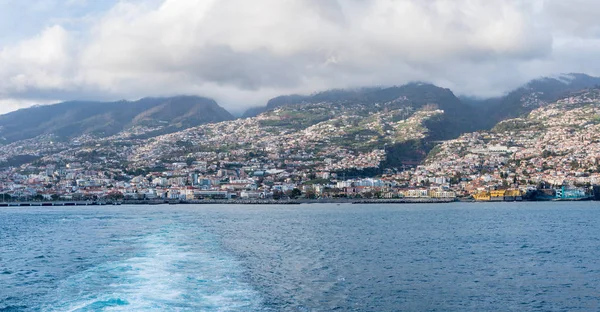 Panorama van Funchal in Madiera in de late namiddag — Stockfoto