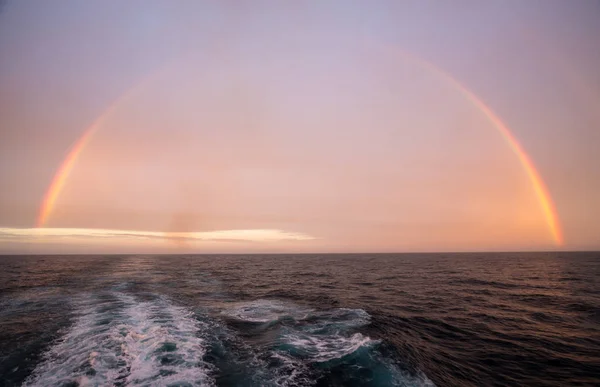 Arc-en-ciel sur l'océan Atlantique après une forte tempête — Photo