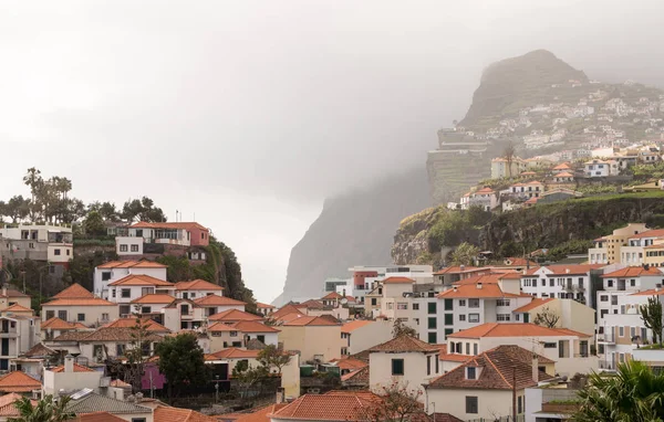 Acantilados marinos a las afueras de Camara de Lobos en Madiera — Foto de Stock