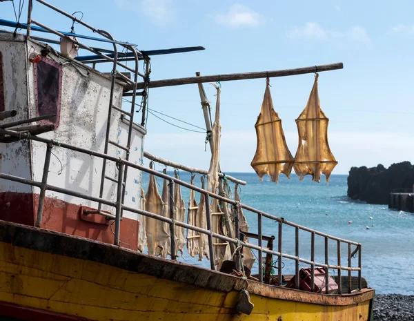 Kat vis of kabeljauw vis drogen in Camara de Lobos, Madiera — Stockfoto