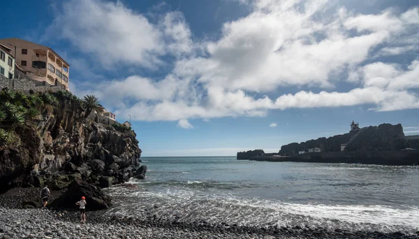 Bucht und Strand bei camara de lobos in madiera — Stockfoto