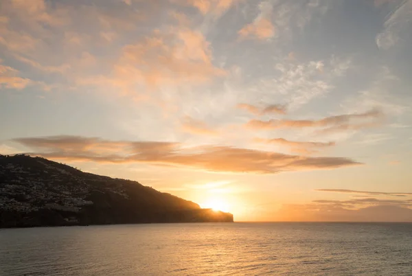 Zon stijgt boven Funchal in Madiera bij dageraad — Stockfoto