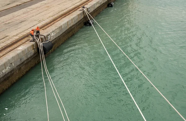 Eliminación de cuerdas en el puerto de Cádiz, sur de España — Foto de Stock