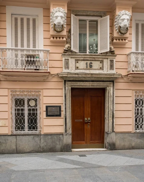 Utsmyckade balkonger i Cadiz, södra Spanien — Stockfoto