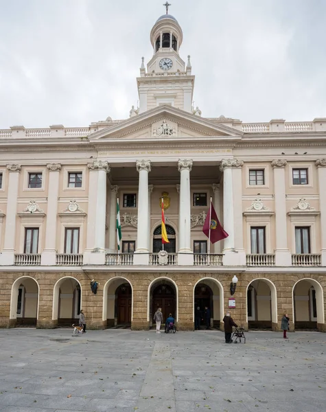 Les gens passent devant la mairie de Cadix dans le sud de l'Espagne — Photo