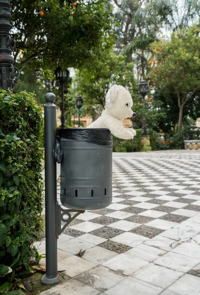 White teddy bear inside waste bin in Cadiz, Southern Spain — Stock Photo, Image
