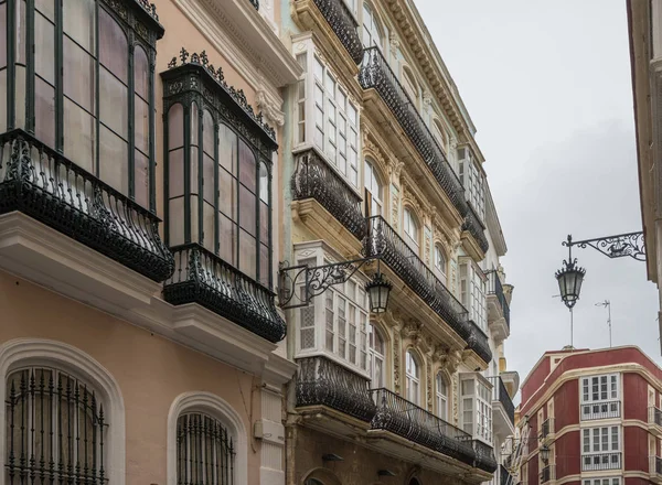 Украшенные балконы в Кадисе, Южная Испания — стоковое фото