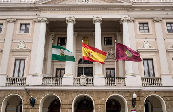 Флаги развеваются на ратуше Кадиса на юге Испании — стоковое фото