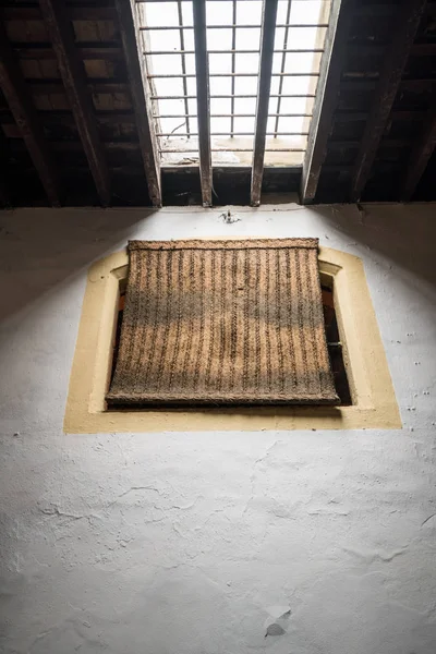 Traditionele geweven rush blind bedekking venster — Stockfoto