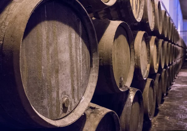 Fila de barricas de vino de madera apiladas para el envejecimiento del jerez — Foto de Stock