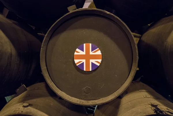 Bandera británica en barricas de vino de madera para el envejecimiento del jerez — Foto de Stock