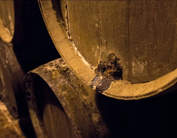 Fila de barricas de vino de madera apiladas para el envejecimiento del jerez — Foto de Stock