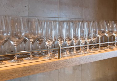 Satır farklı şarap gözlük ahşap raf