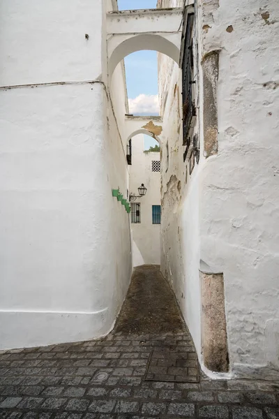 Smalle doorgang in Arcos de la Frontera in de buurt van Cadiz Spanje — Stockfoto