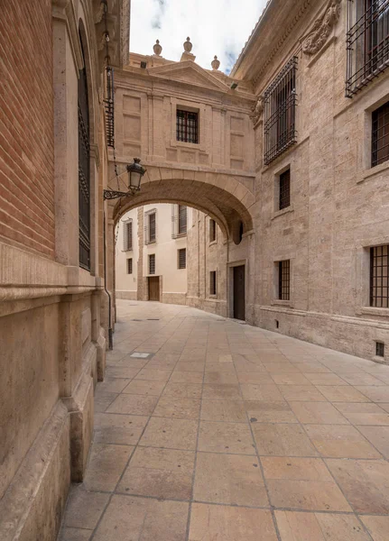 Boog op Barchilla Street door de kathedraal van Valencia — Stockfoto