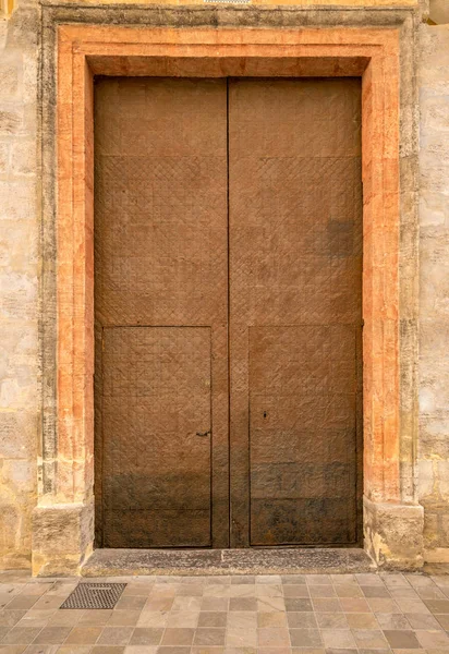 Puerta cubierta de cuero en Valencia España — Foto de Stock