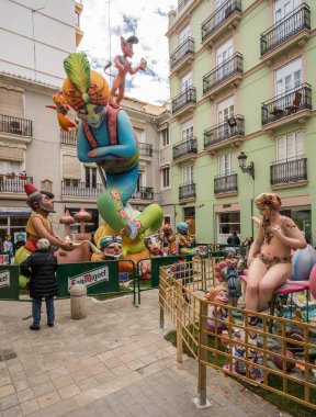 Valencia'da Fallas Festivali için oluşturulan karmaşık heykeller