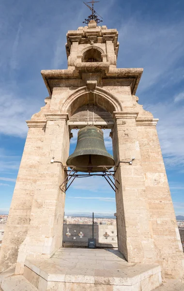 Bell ovanpå domkyrkans torn i Valencia — Stockfoto