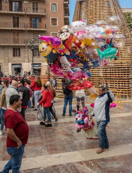 Вулиця трейдер з повітряними кулями Fallas фестиваль у Валенсії — стокове фото