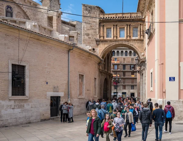 School tour door de kathedraal en de basiliek Valencia — Stockfoto
