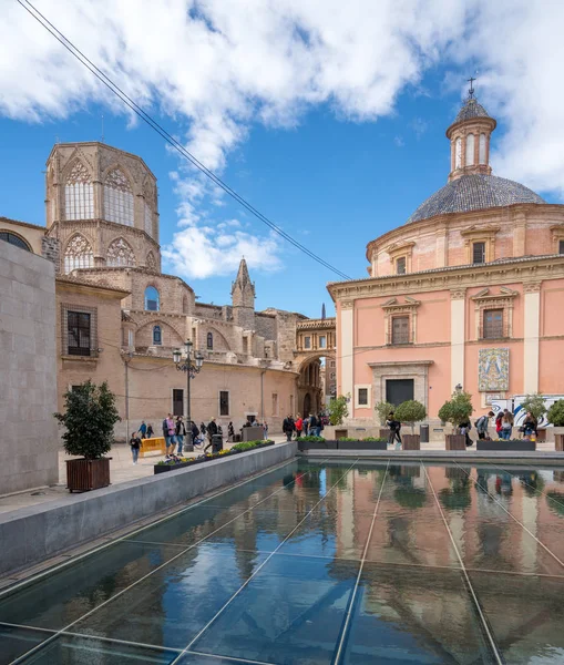 Återspegling av katedralen och basilikan Valencia — Stockfoto