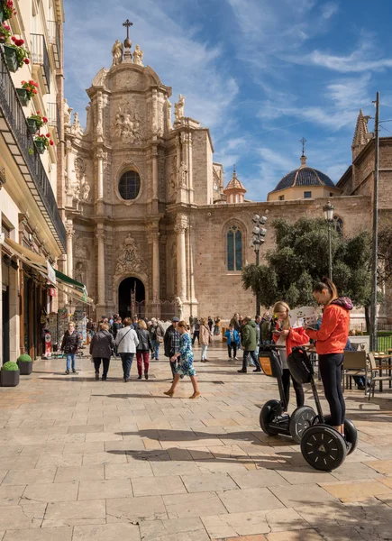 Segway tour door kathedraal in Valencia, Spanje — Stockfoto