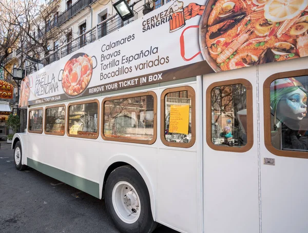 Puesto de comida callejera dentro del autobús blanco de Londres en Valencia España — Foto de Stock