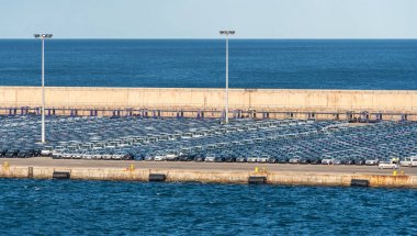 Arabalar çok hazır Valencia Limanı içinde verme