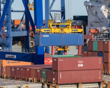 Valencia'da gemi üzerine yüklenen konteynerler