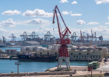 Valencia limanındaki liman üzerinde büyük vinç