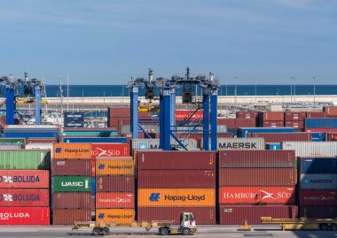 Valencia Limanı kaplarda ile vinç