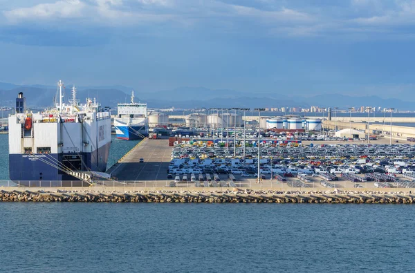 Voitures prêtes à l'exportation dans Neptune Horizon navire dans le port de Valence — Photo